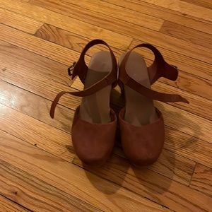 NWOT Universal Thread Terra Cotta Clogs